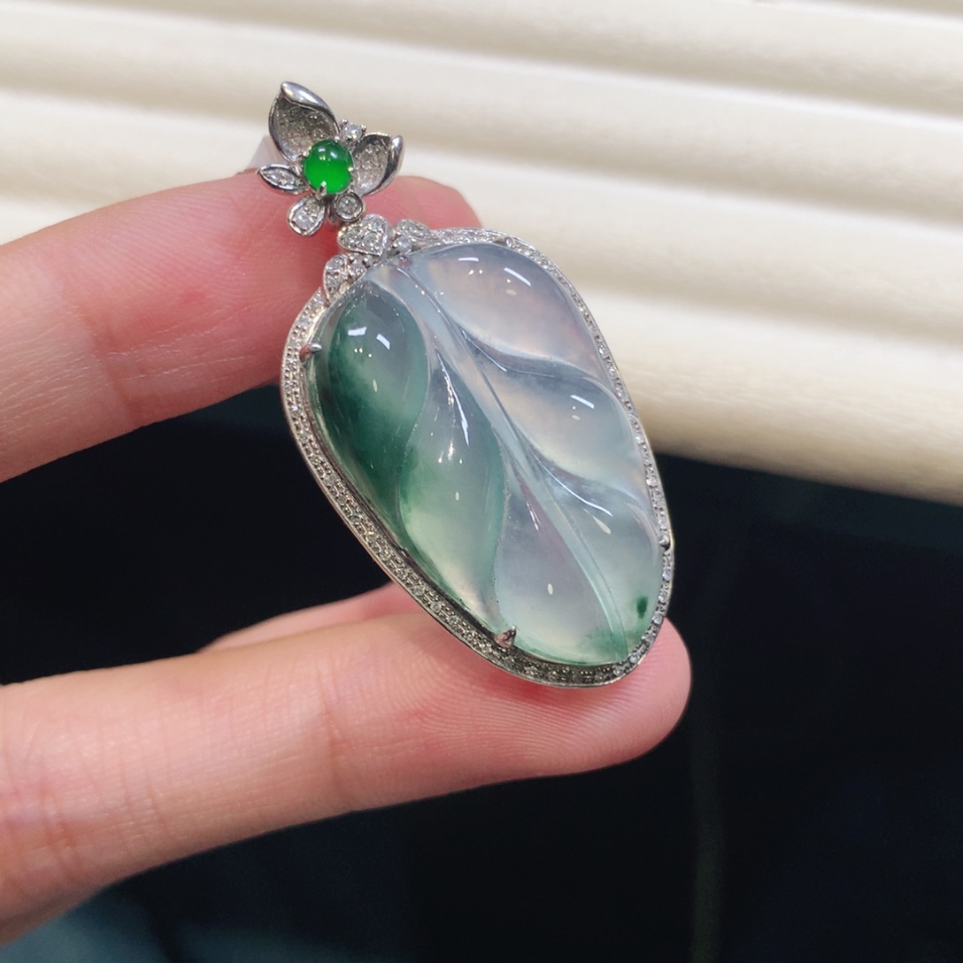 翡翠18K金镶嵌颈饰高冰叶