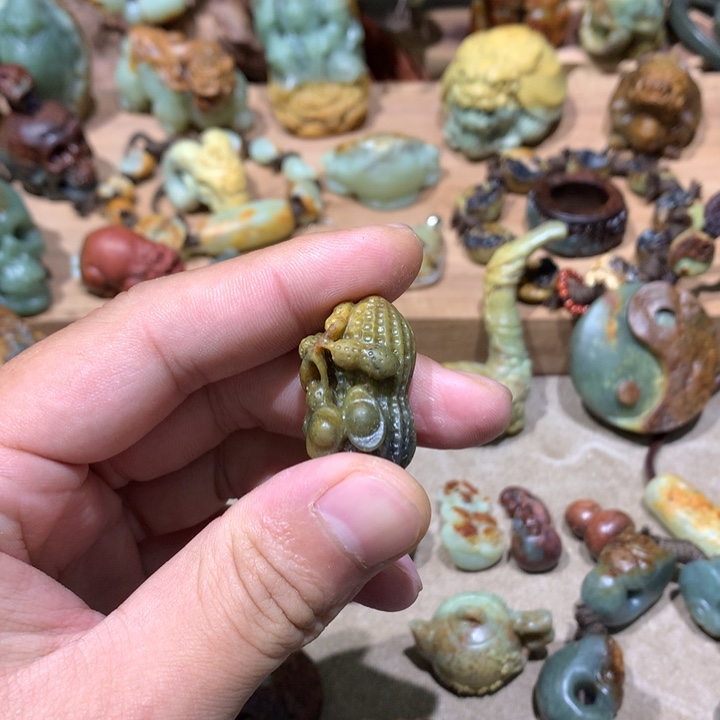 未镶嵌岫岩河磨玉（透闪石质玉）挂件