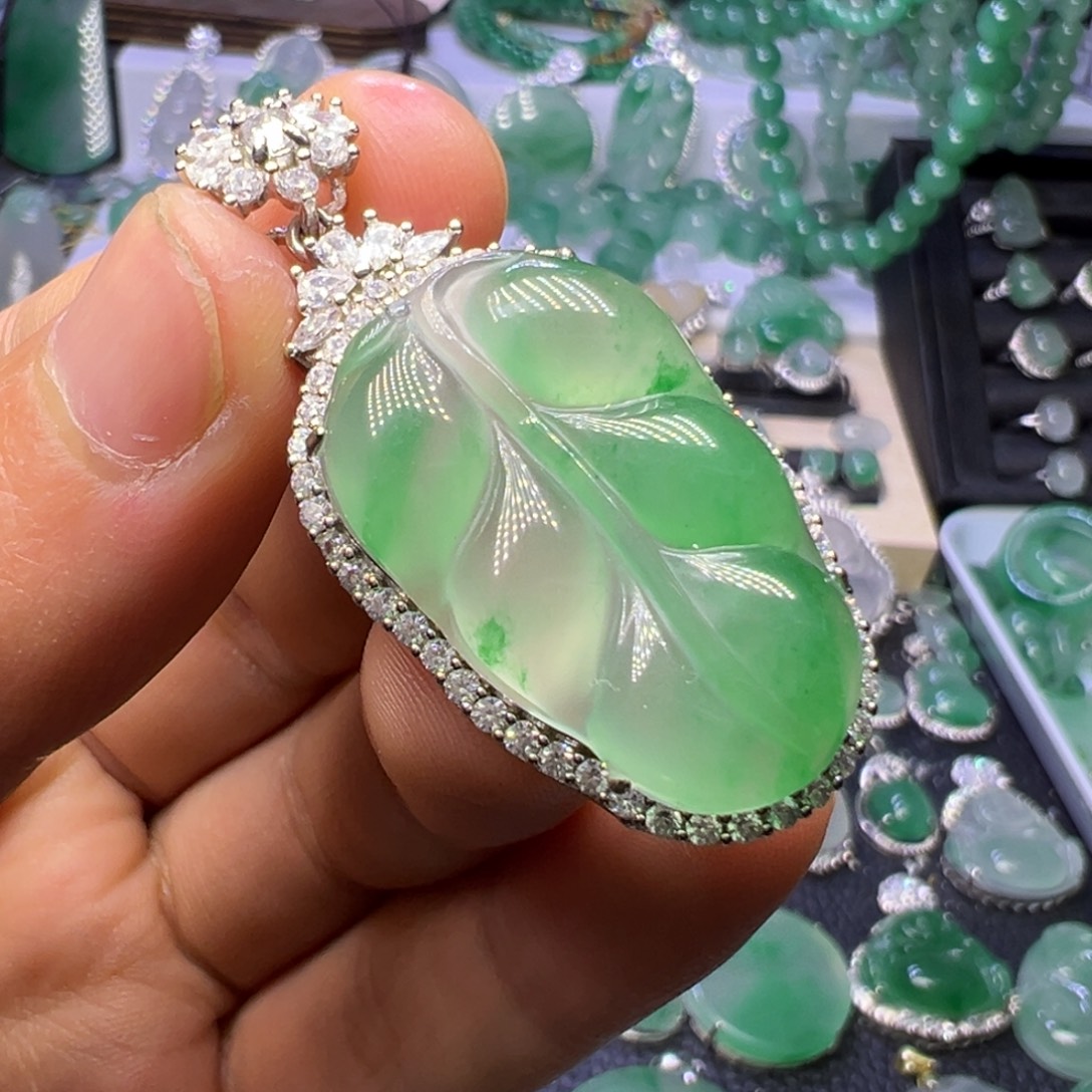 石英质玉（非洲翠）未镶嵌颈饰