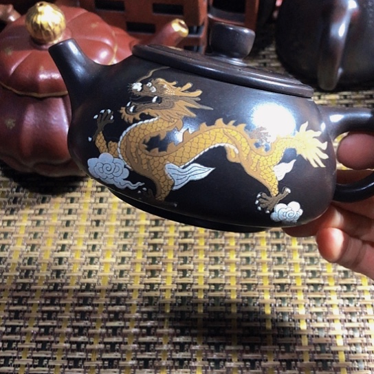 紫砂茶壶原矿泥料手工制作的紫砂壶。