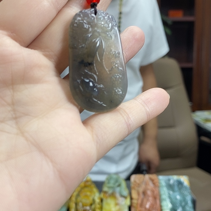蛇纹石玉未镶嵌颈饰
