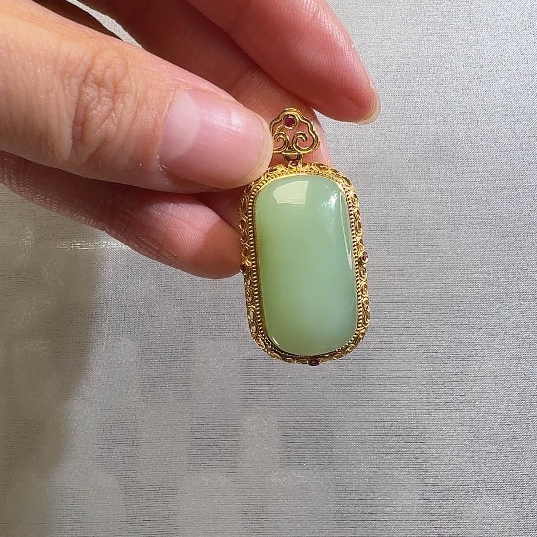 和田玉颈饰未镶嵌且末黑羊洞碧玉