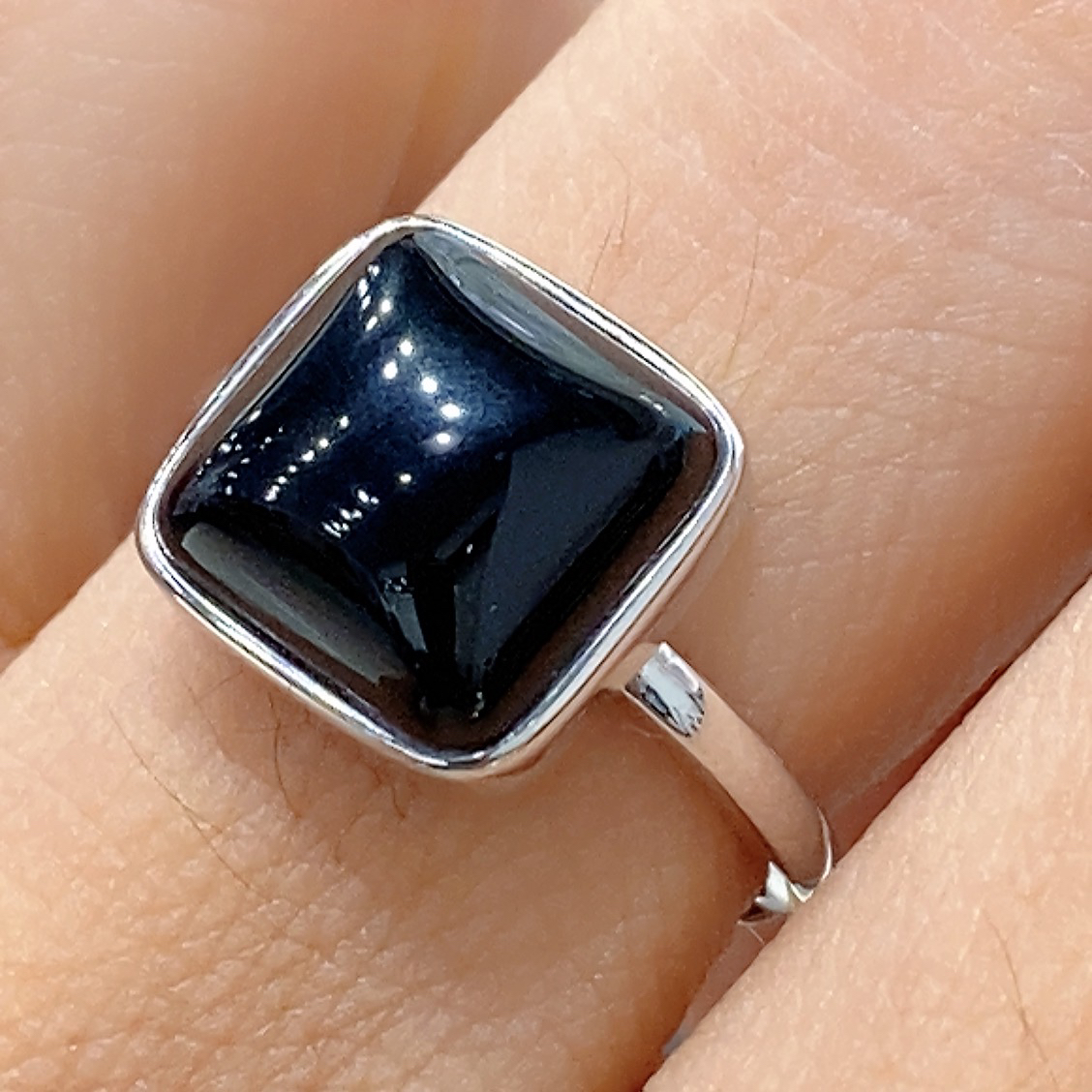 简约大方显白正方黑玛瑙戒指