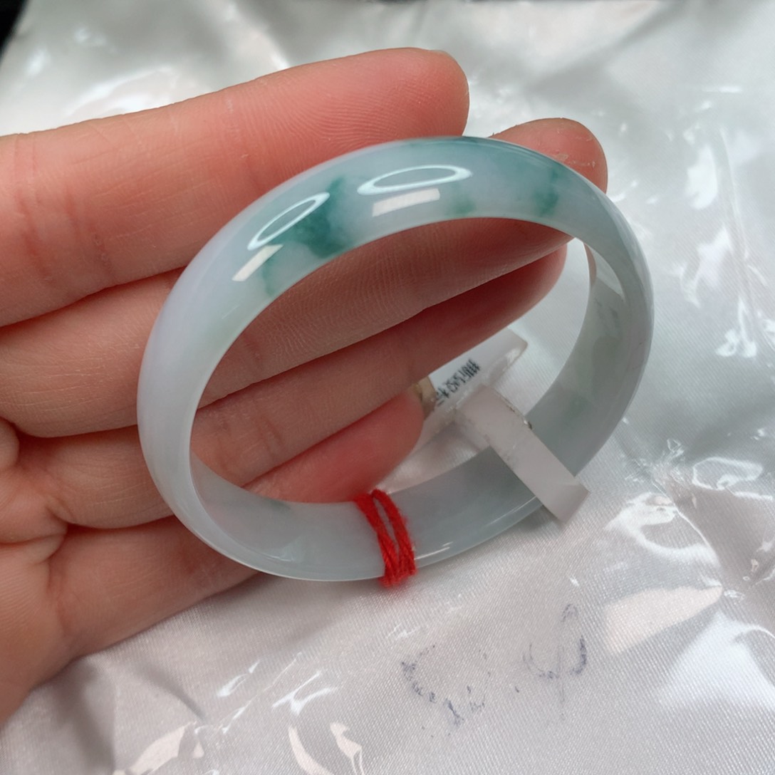 翡翠手镯未镶嵌………..