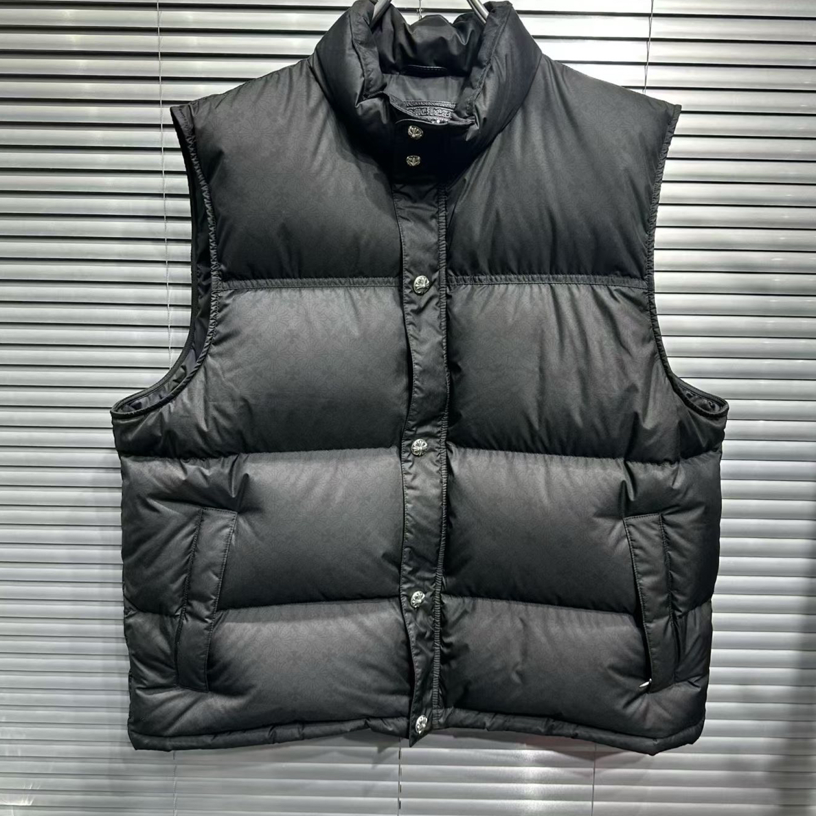 未使用 Chrome Hearts/克罗心 暗纹满印logo黑色羽绒马甲背心 L码