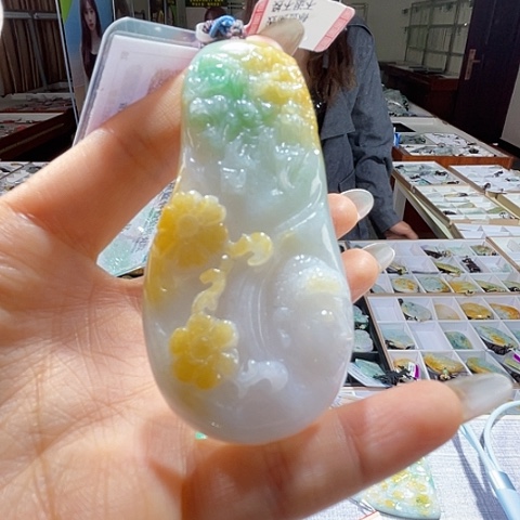 翡翠未镶嵌颈饰一个