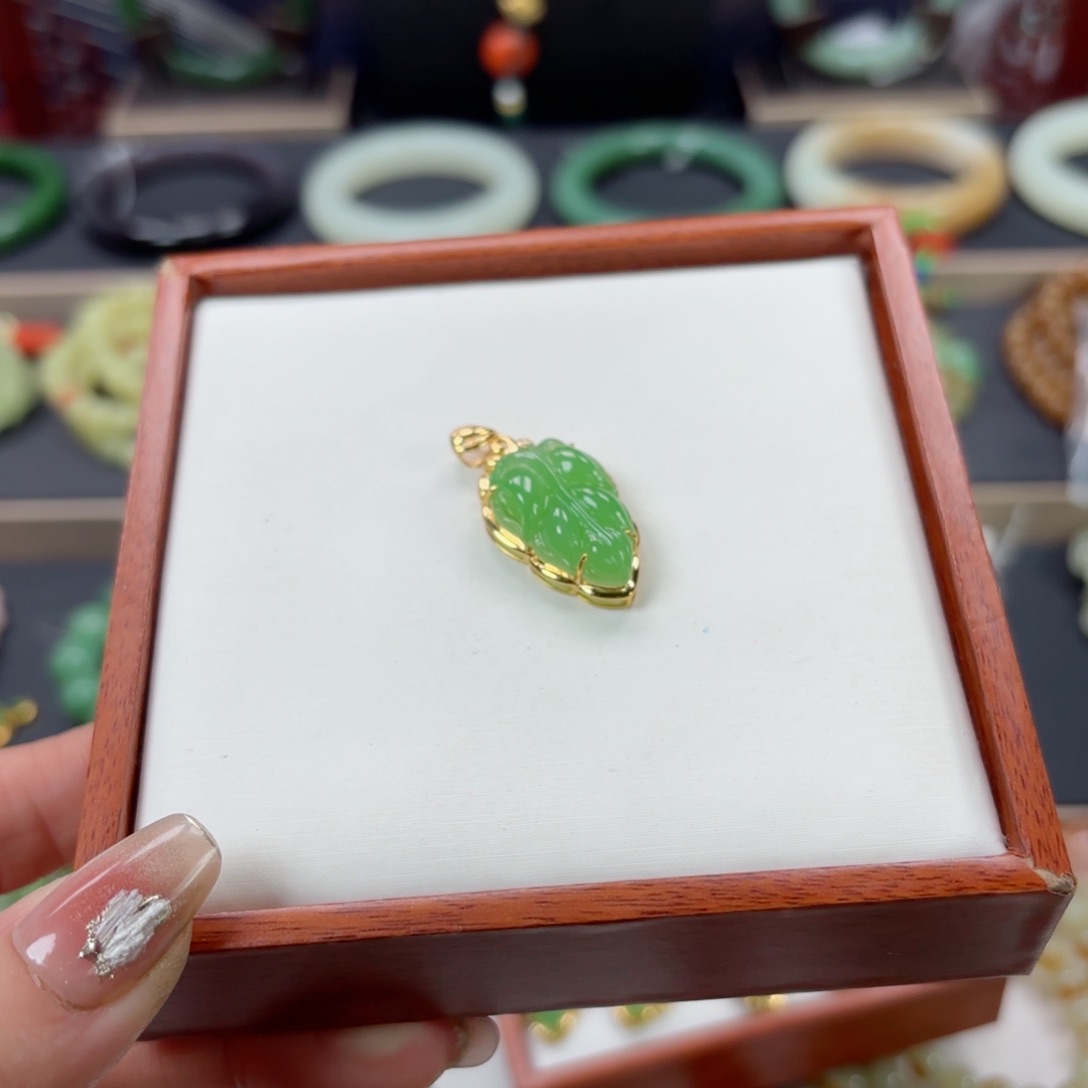 和田玉吊坠18K金镶嵌潇***豆