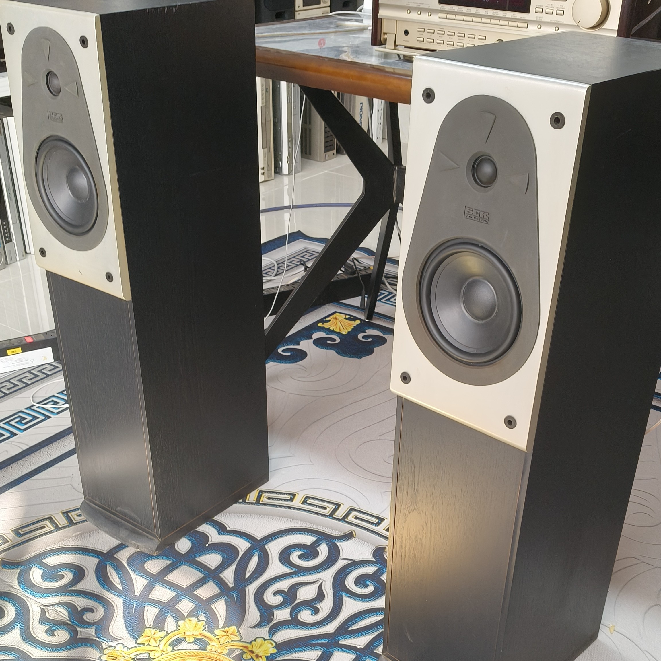 8新  落地音箱一对。邮费自理