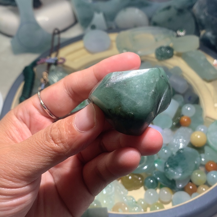 翡翠未镶嵌颈饰明**上