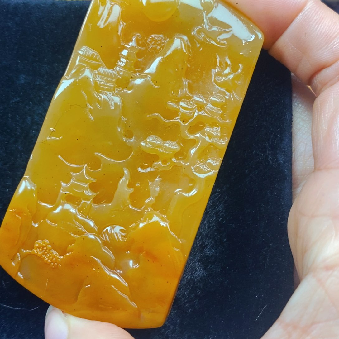 未镶嵌石英质玉（黄龙玉）颈饰