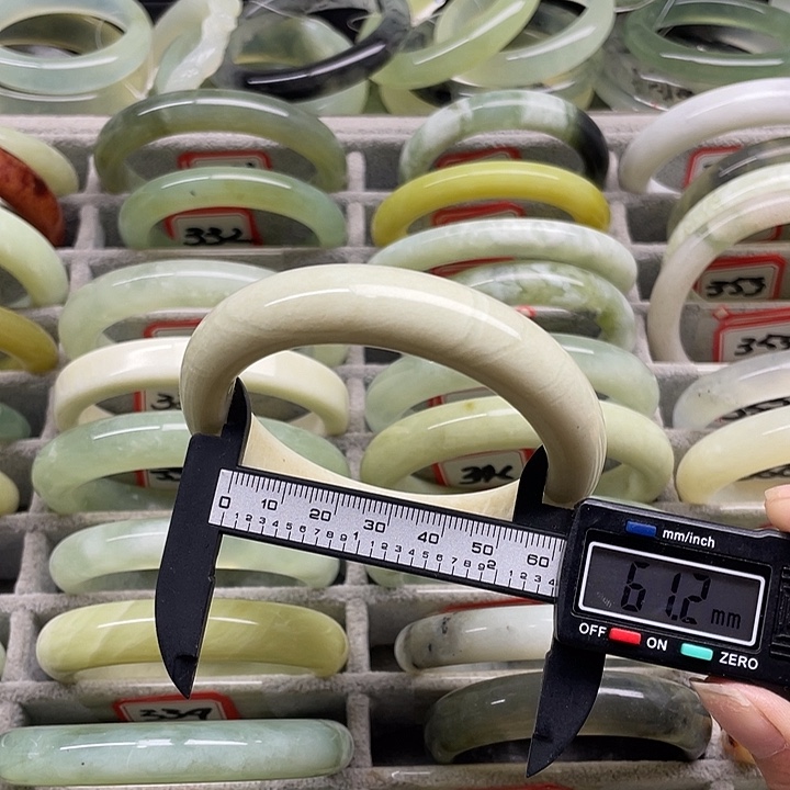 蛇纹石玉未镶嵌手镯333