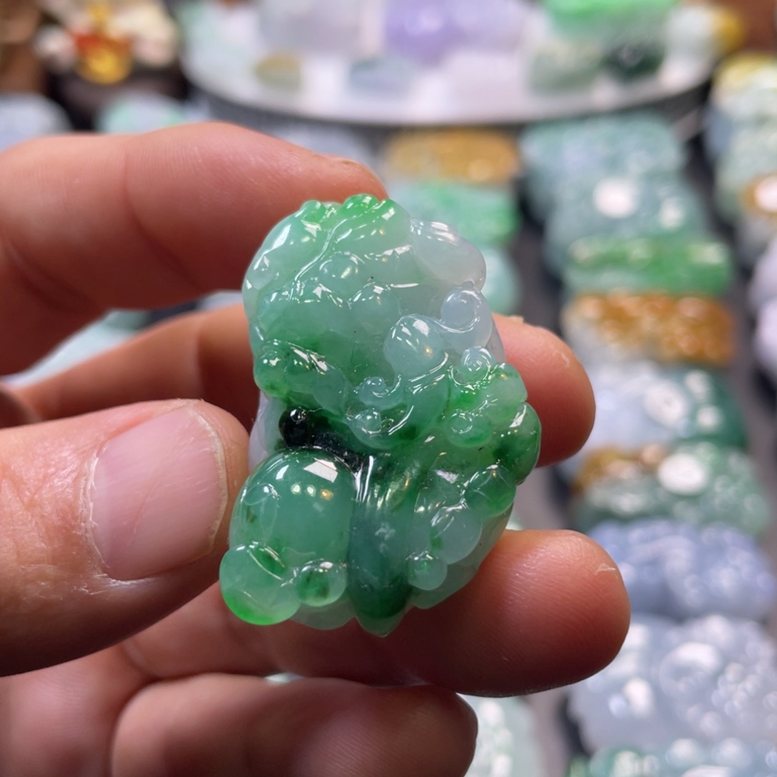 s***翡翠未镶嵌颈饰貔貅