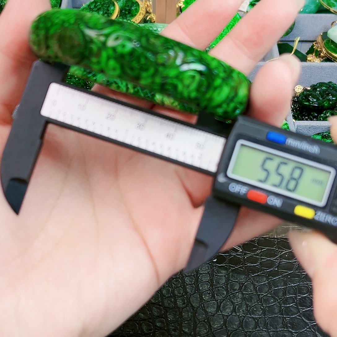 翡翠颈饰未镶嵌手镯