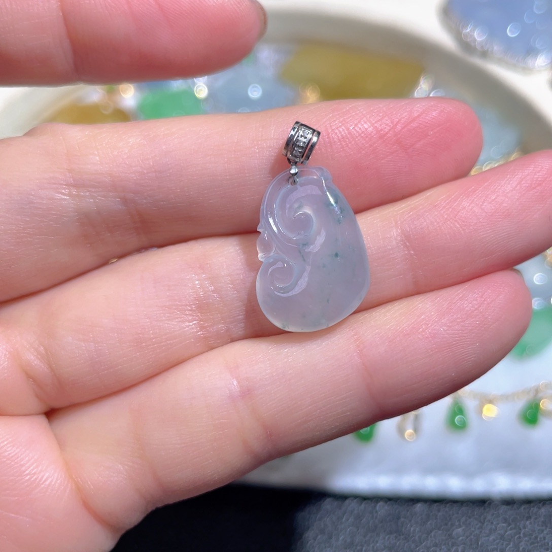 翡翠颈饰18K金镶嵌翡翠