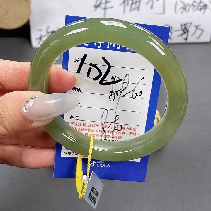 和田玉未镶嵌手镯