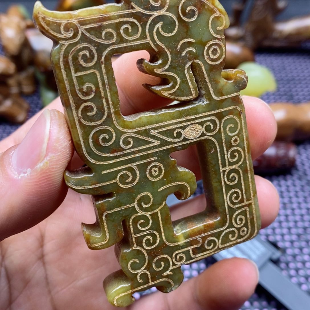 蛇纹石玉颈饰未镶嵌