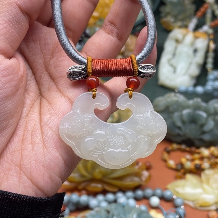 蛇纹石玉吊坠合金