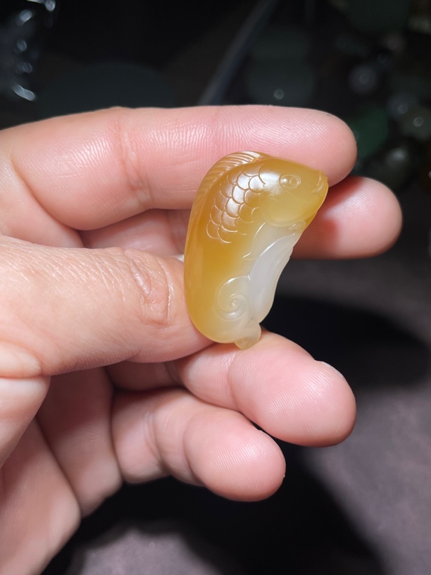 新疆和田玉且末金山糖白玉苏工连年有余挂件