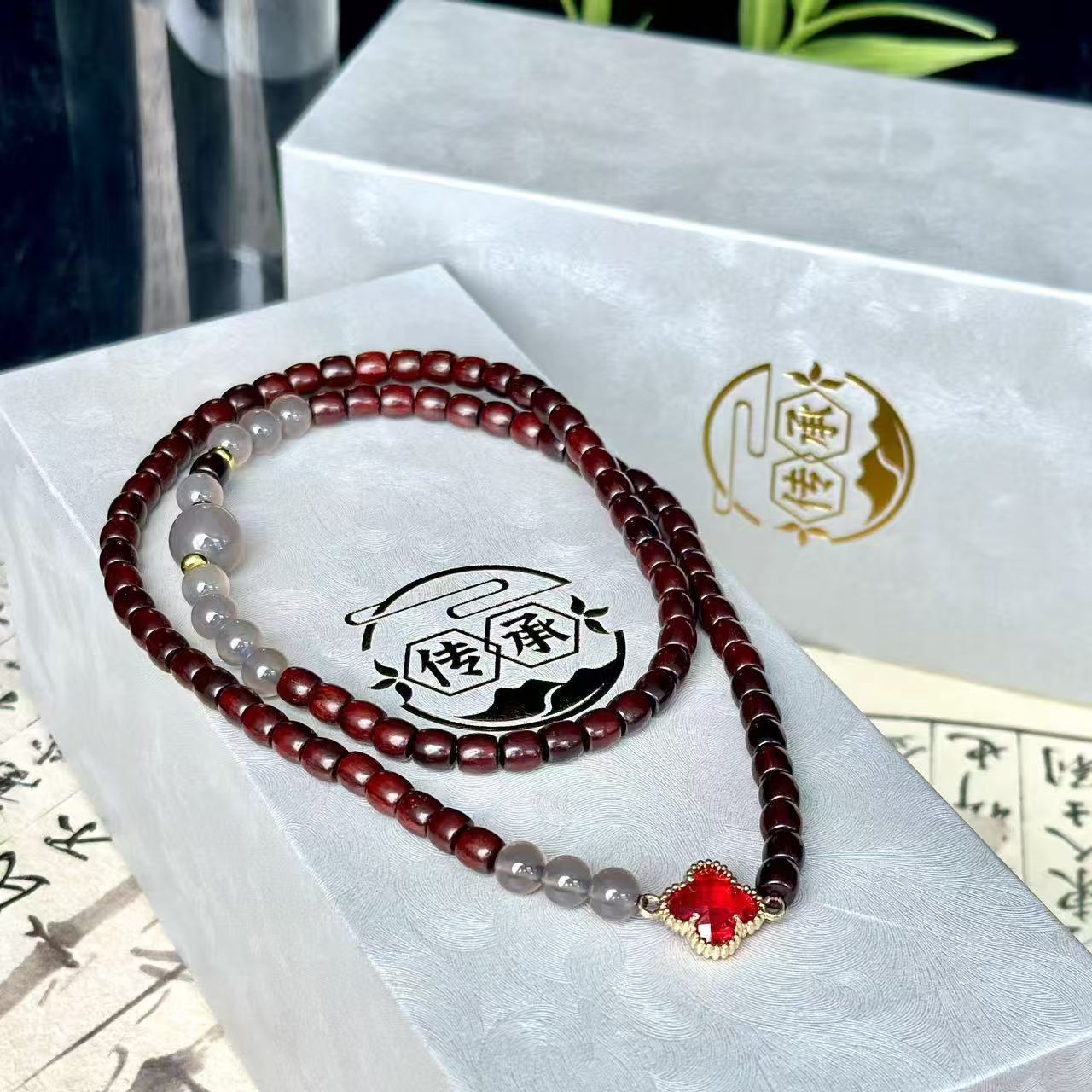 ZT-012紫檀桶珠手串红色四叶草多圈手串.（无礼盒）