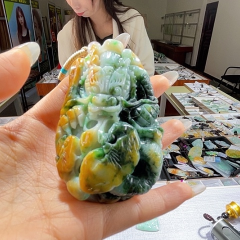 翡翠未镶嵌颈饰一个