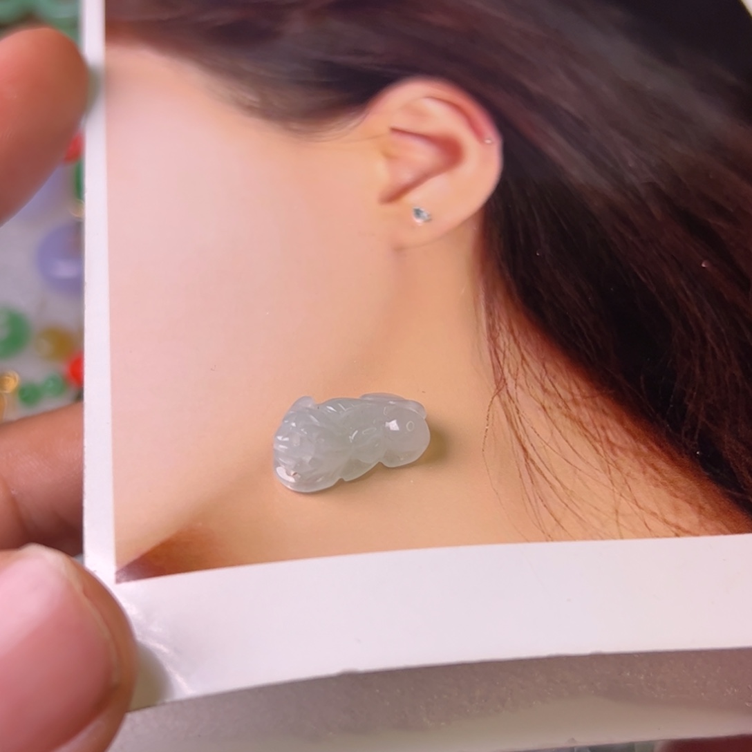 翡翠颈饰未镶嵌皮休吊坠