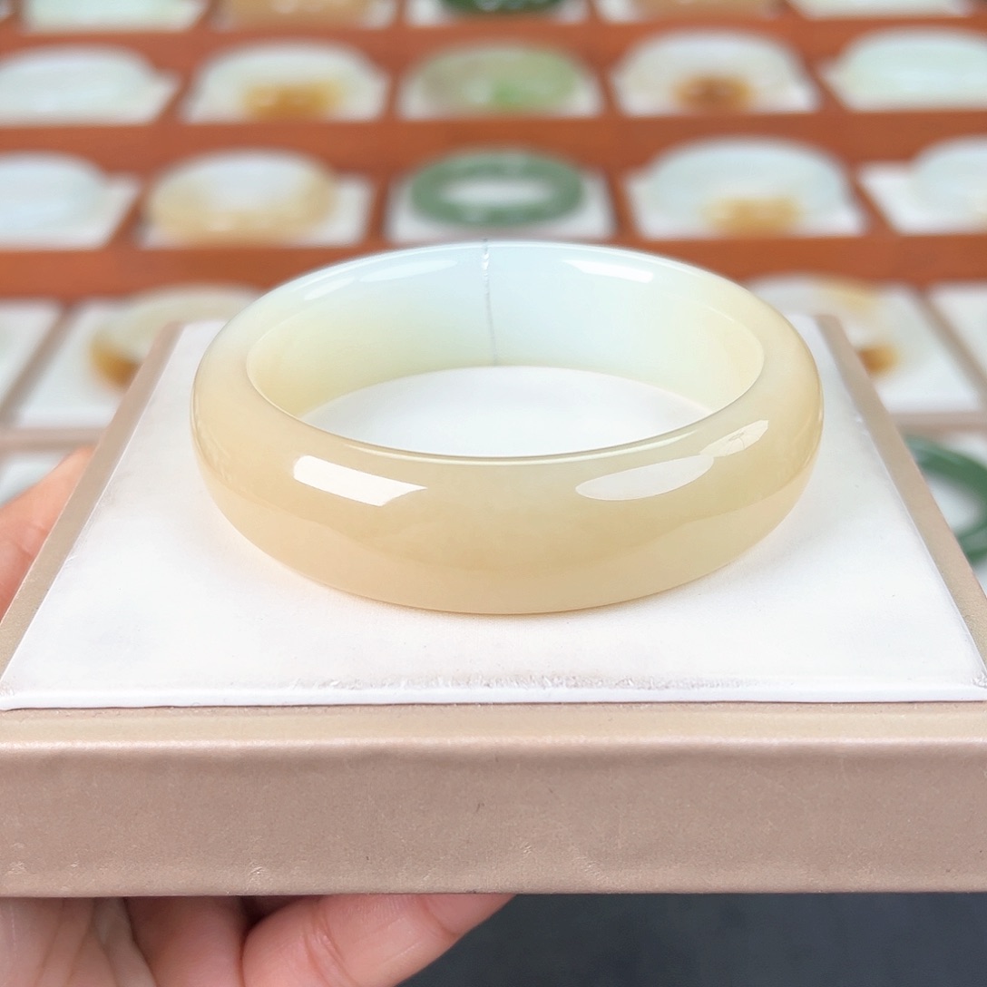 和田玉手镯未镶嵌糖白