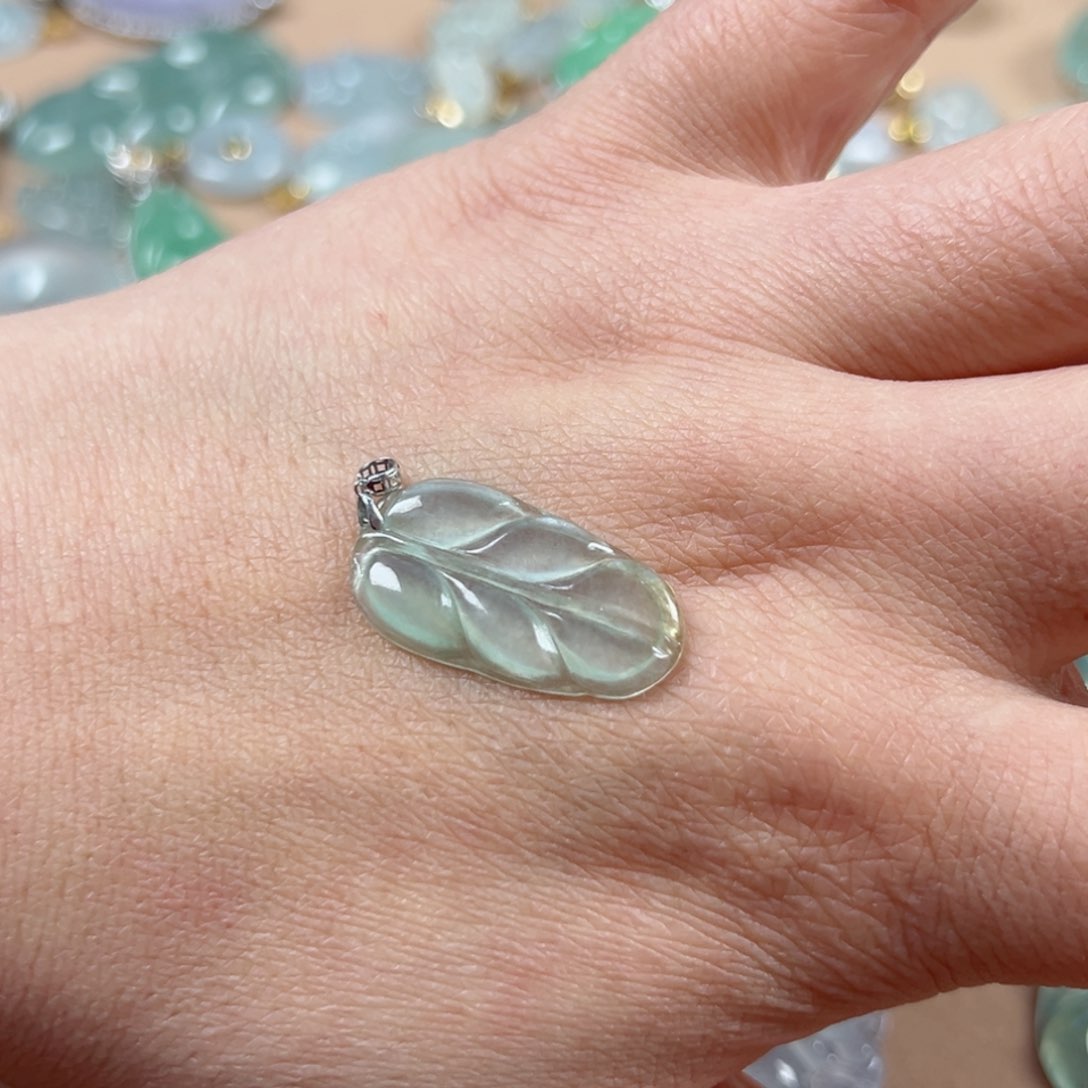 翡翠颈饰18K金镶嵌叶子