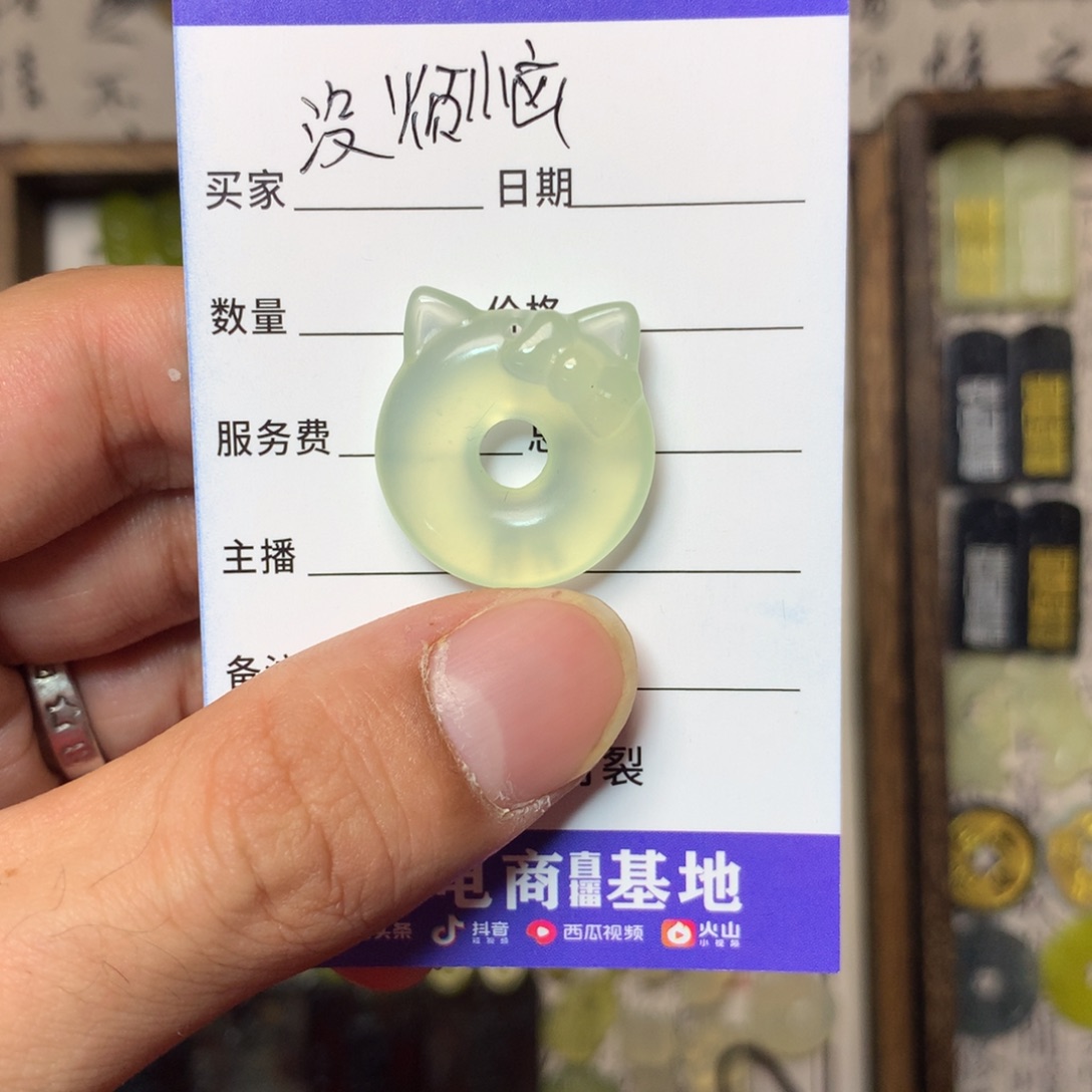 蛇纹石玉颈饰未镶嵌没****?