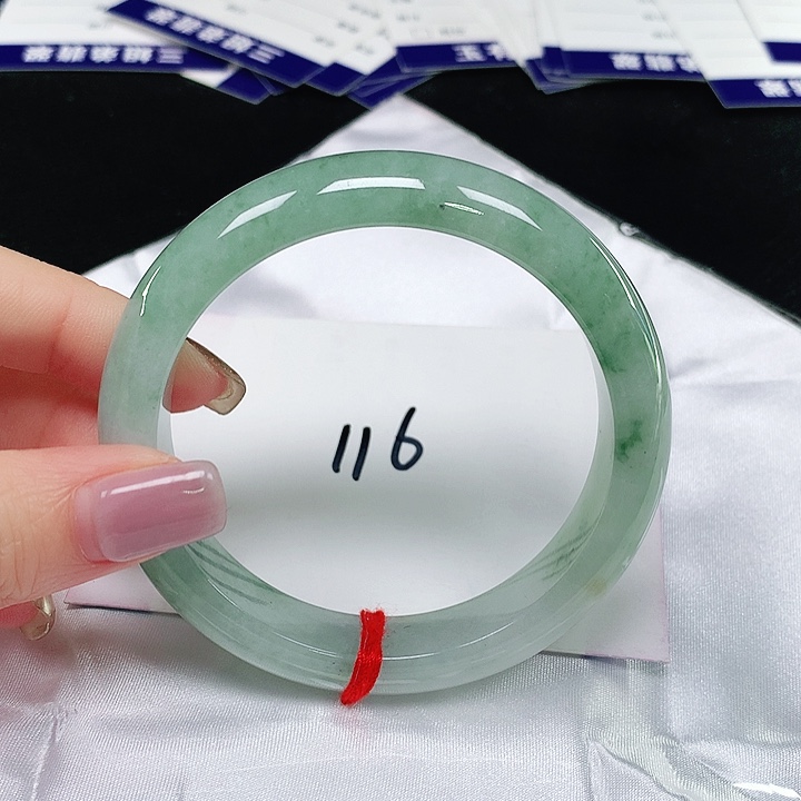 翡翠手镯未镶嵌翡翠手镯未镶嵌