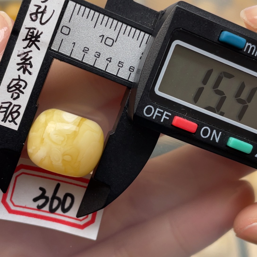蜜蜡裸石未镶嵌拿****?蜜蜡
