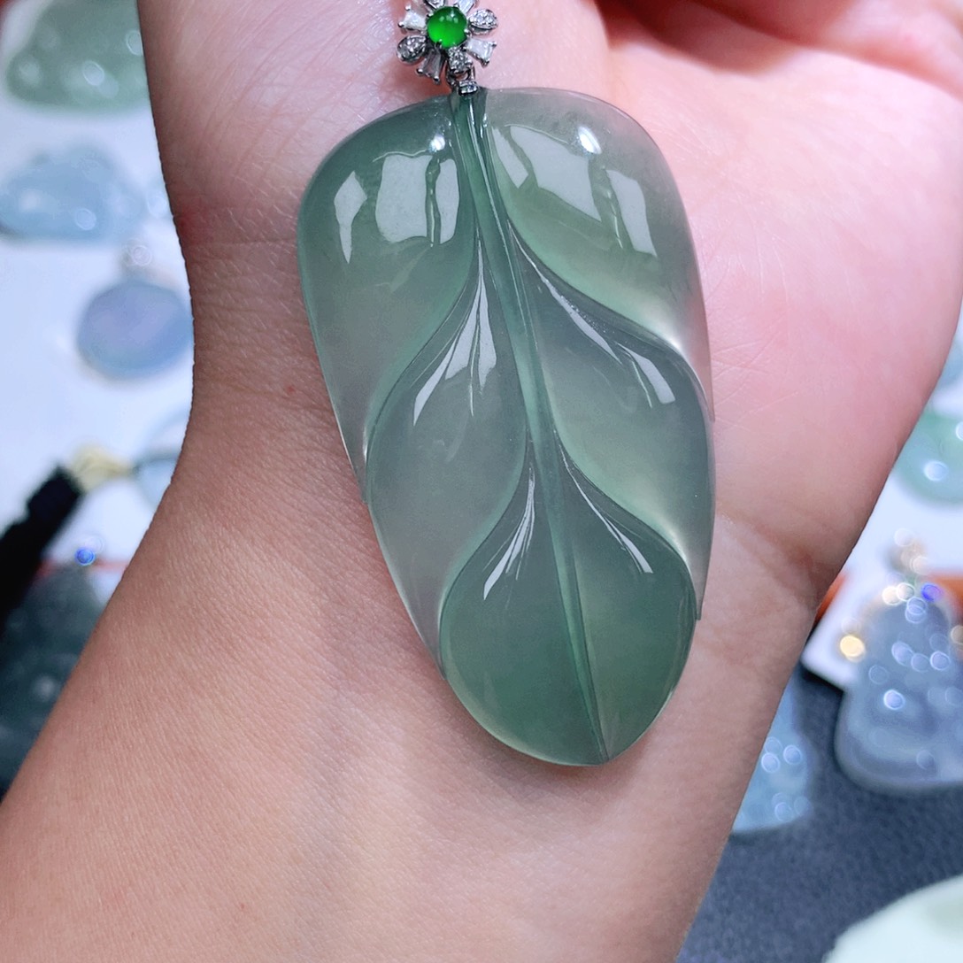 翡翠18K金镶嵌颈饰叶子