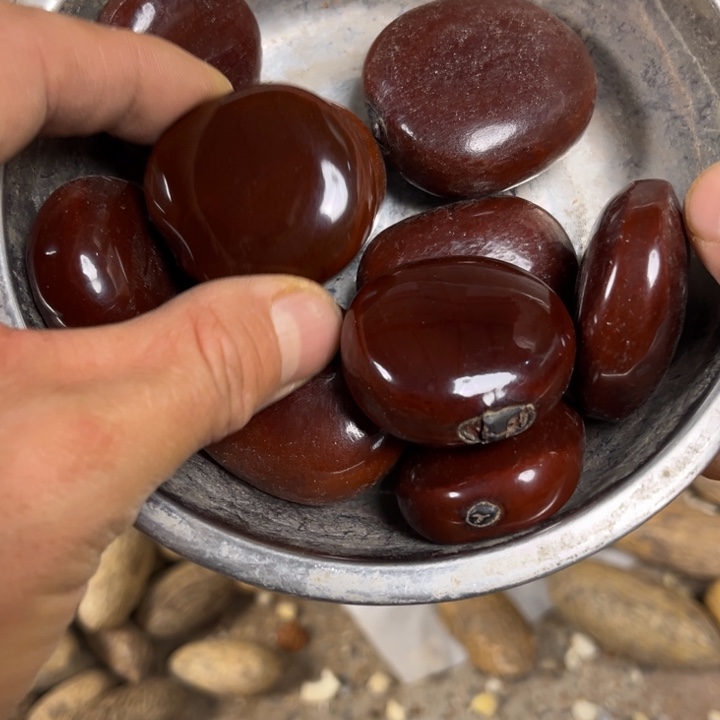 吊坠千眼菩提平安豆 5 个。