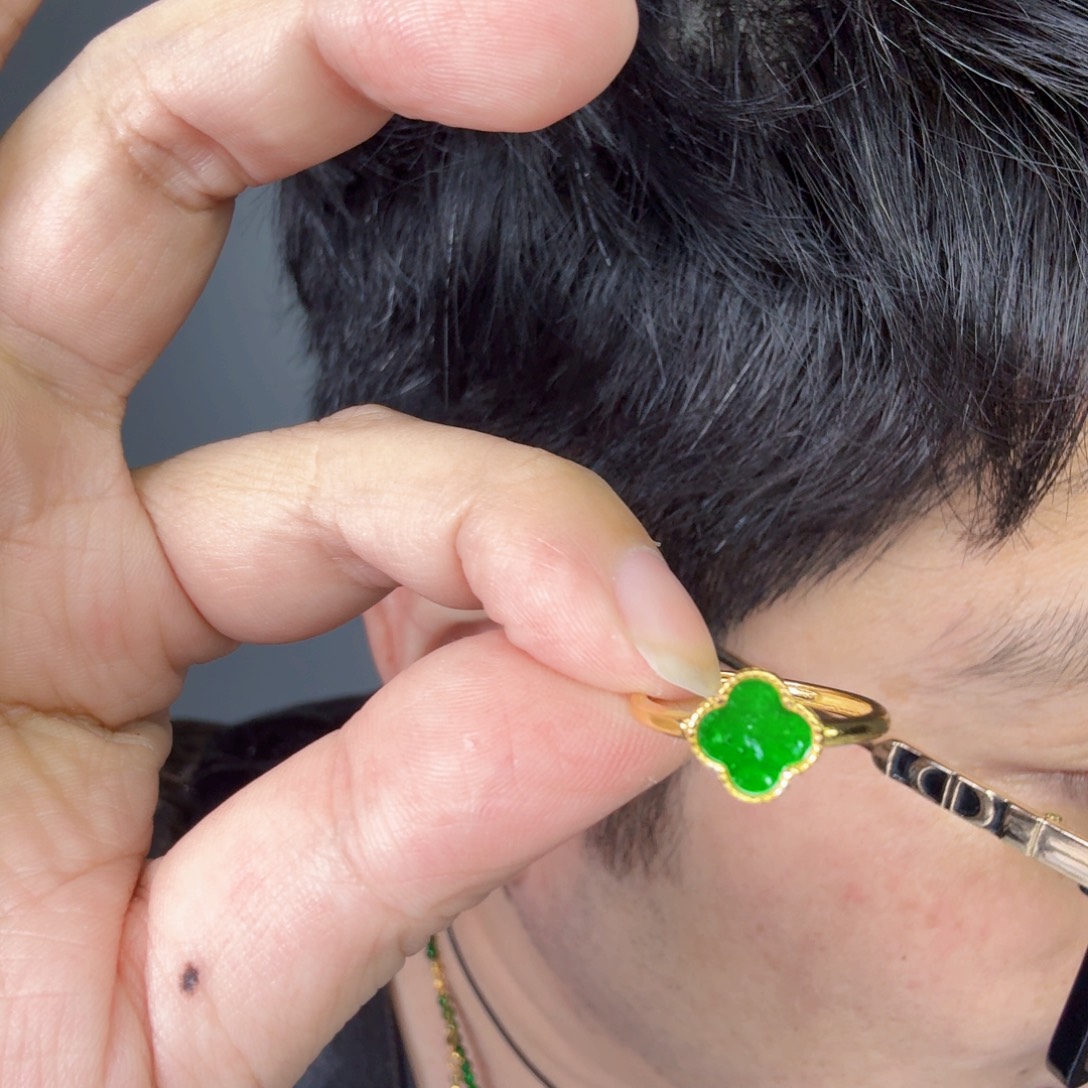 翡翠未镶嵌颈饰一件