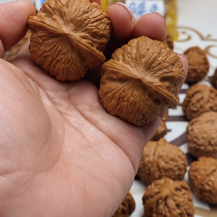 文玩核桃吊坠血麒麟40尺