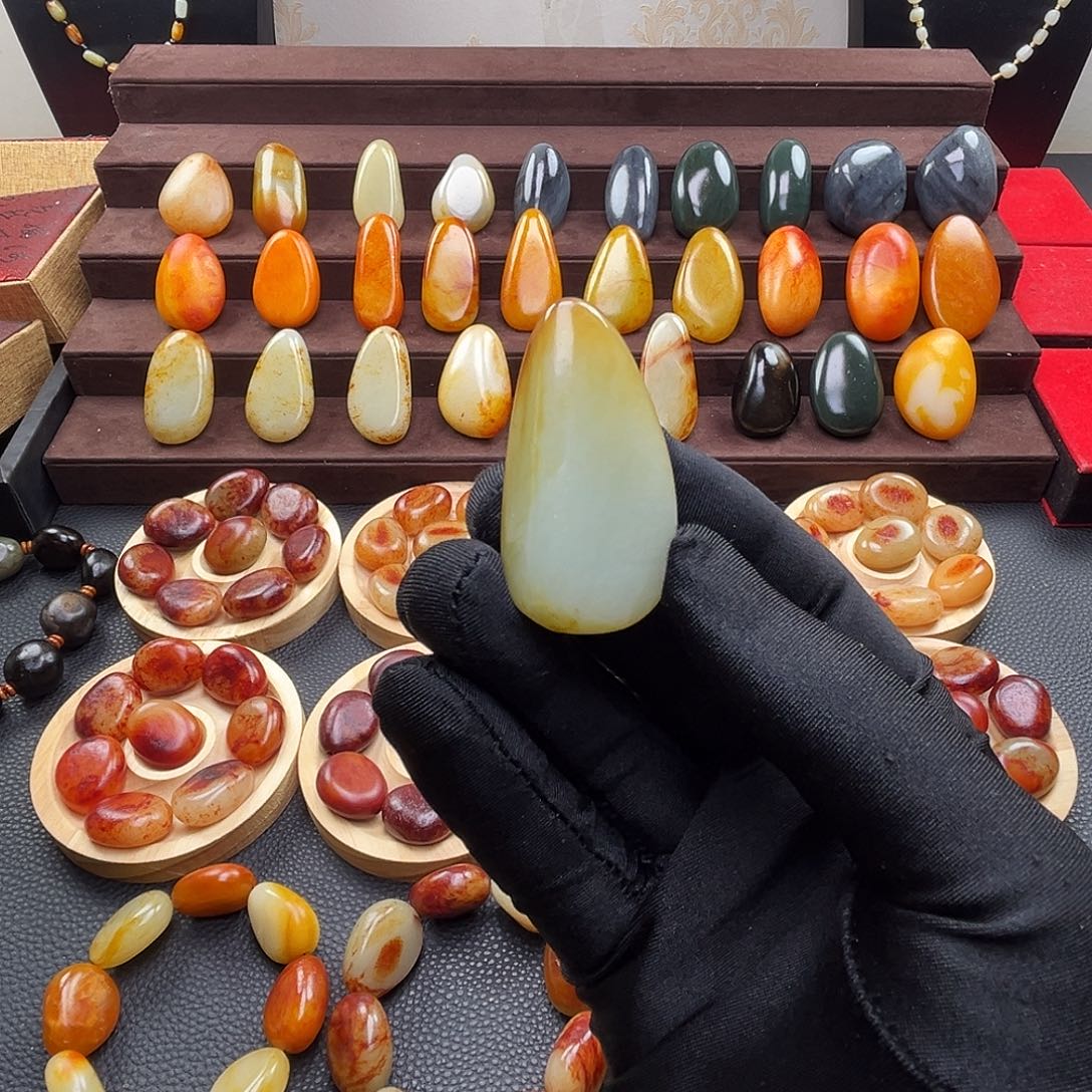 和田玉未镶嵌吊坠(赠链)