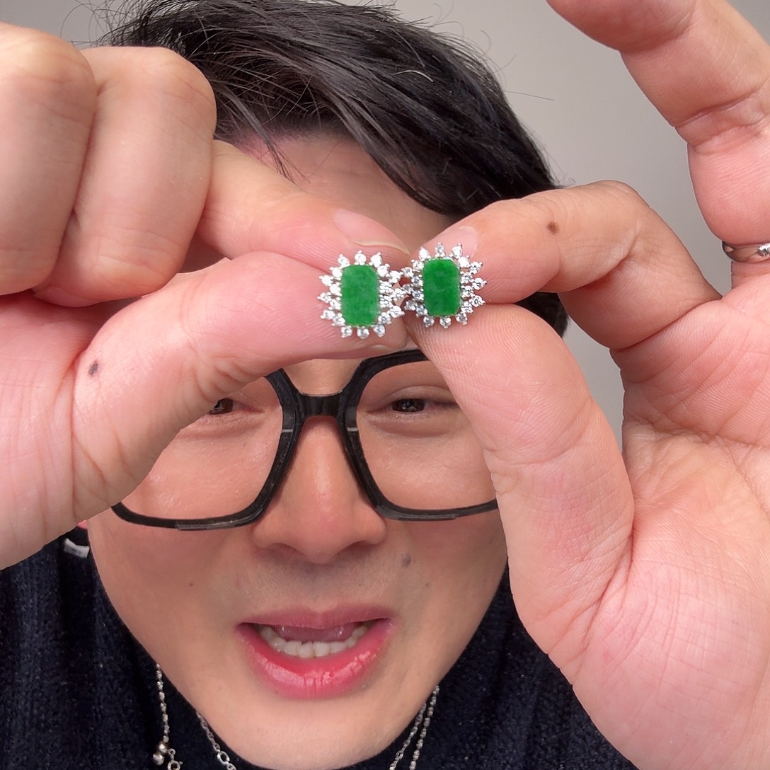 R***m翡翠未镶嵌颈饰一对