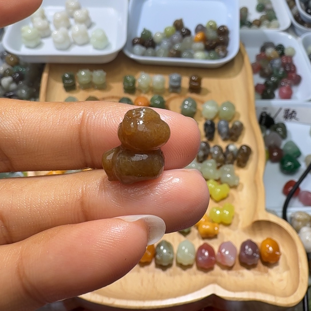 暗***香和田玉未镶嵌珠宝奇石