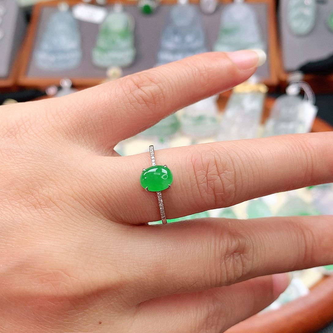 颈饰18K金镶嵌翡翠蛋面戒指