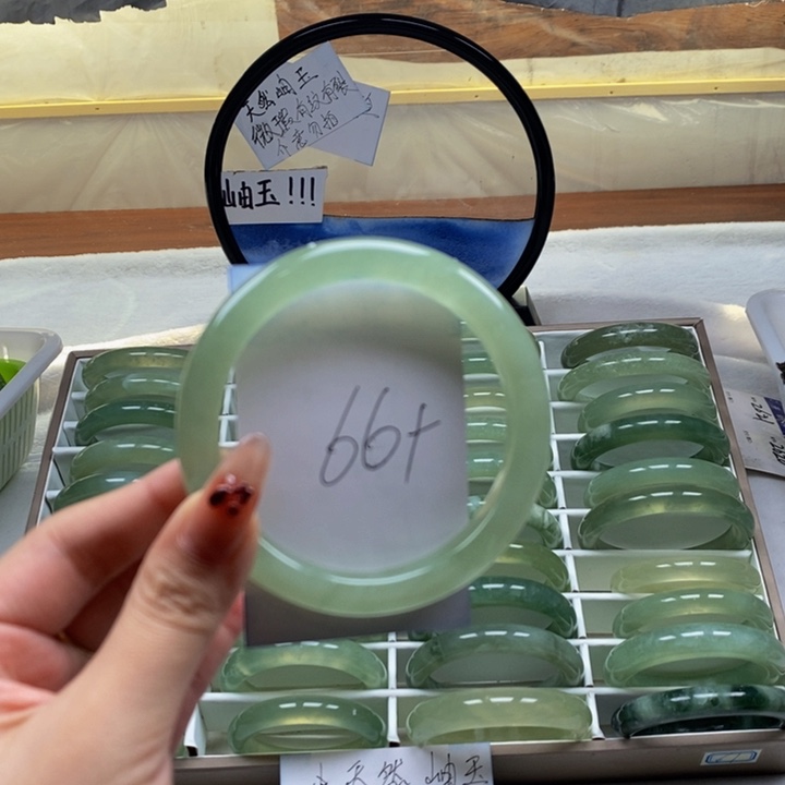 蛇纹石玉手镯未镶嵌