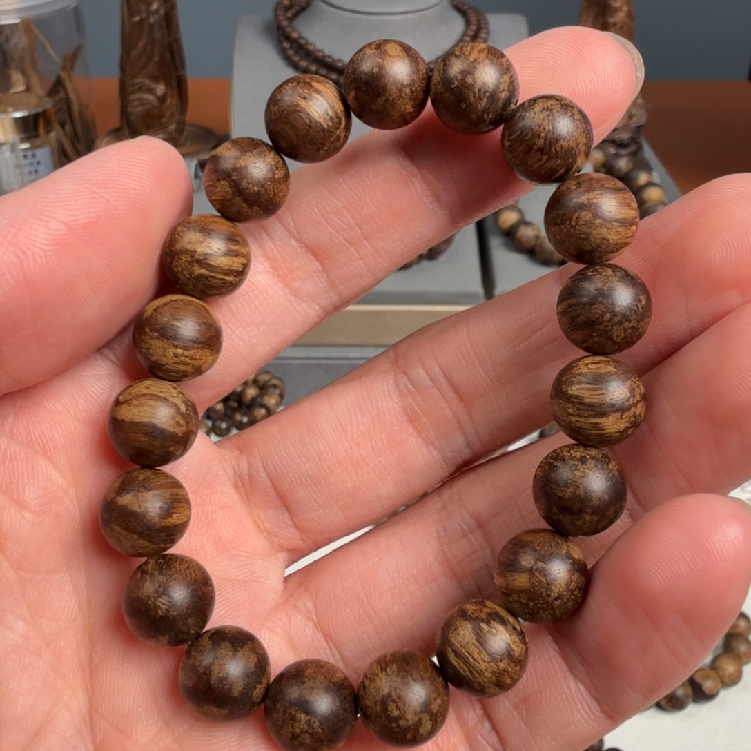 沉香沉香碎屑昆甸红油树心老料1.0，9.4克