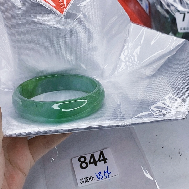 翡翠未镶嵌手镯一图一物实物为准（微瑕处理）