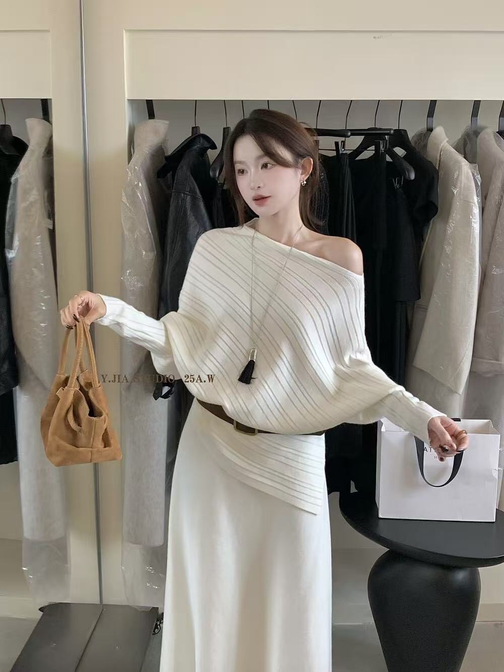 法式温柔风露肩蝙蝠袖坑条针织罩衫套装女秋遮胯显瘦半身裙两件套