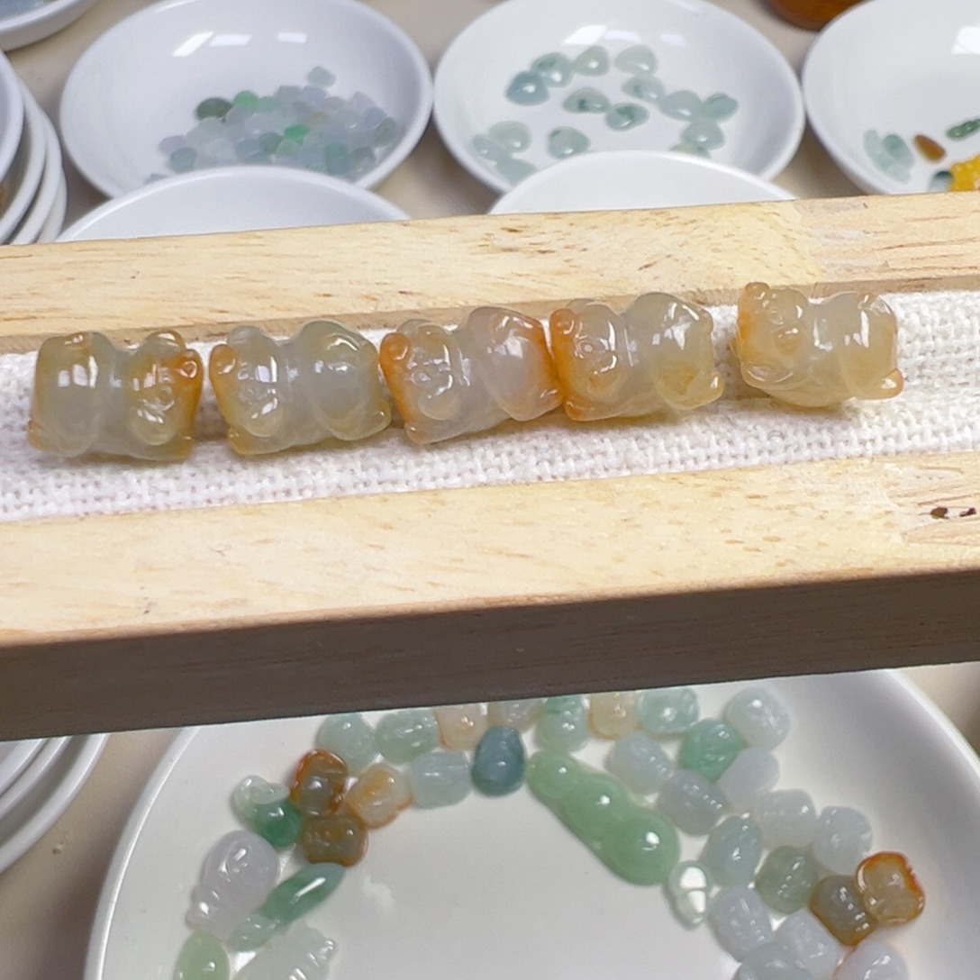 翡翠散珠通孔肥猪一只