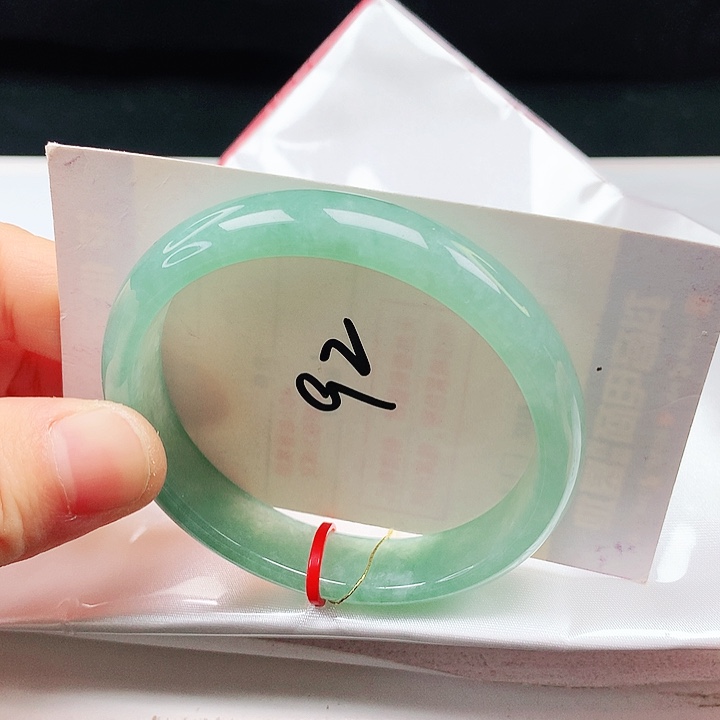 翡翠手镯未镶嵌55圈口贵妃