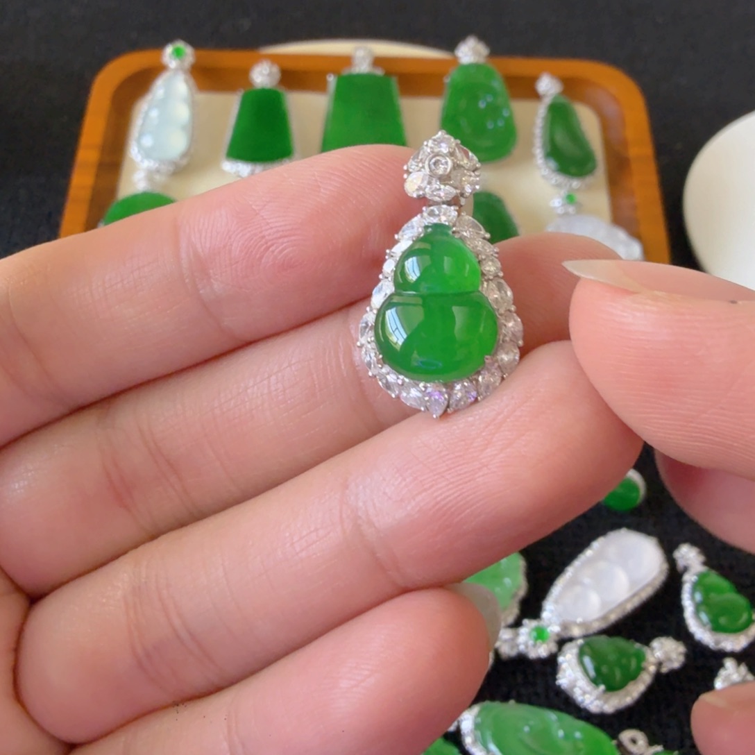 翡翠18K金镶嵌耳饰吊坠