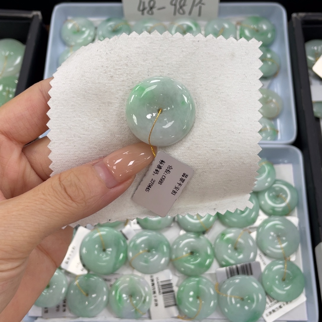 翡翠未镶嵌颈饰平安扣