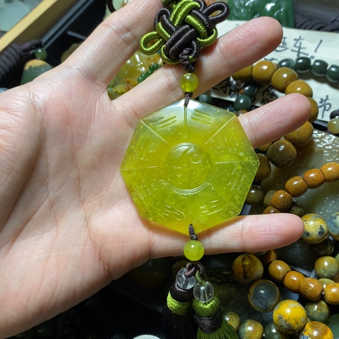 蛇纹石玉足铂镶嵌颈饰