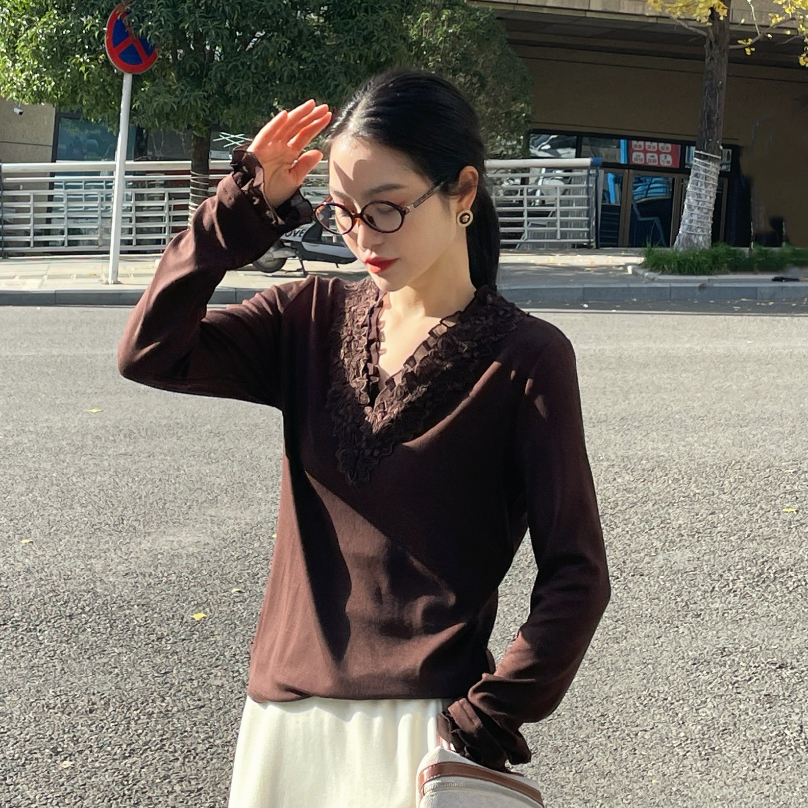 俪研【LIVELY・YAN】371002冬季V领蕾丝拼接修身长袖气质通勤打底衫