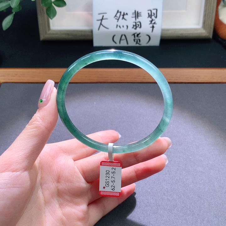 翡翠手镯未镶嵌天然翡翠手镯