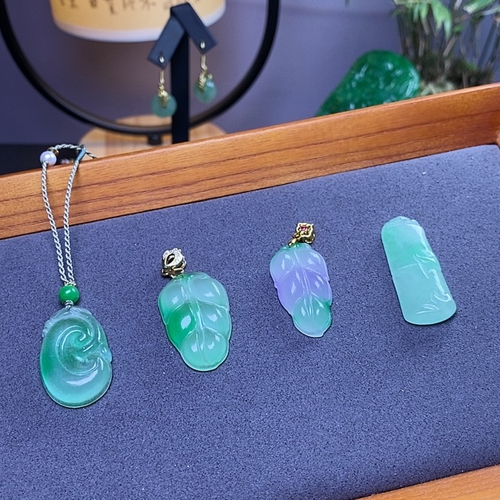 翡翠未镶嵌吊坠(赠链)